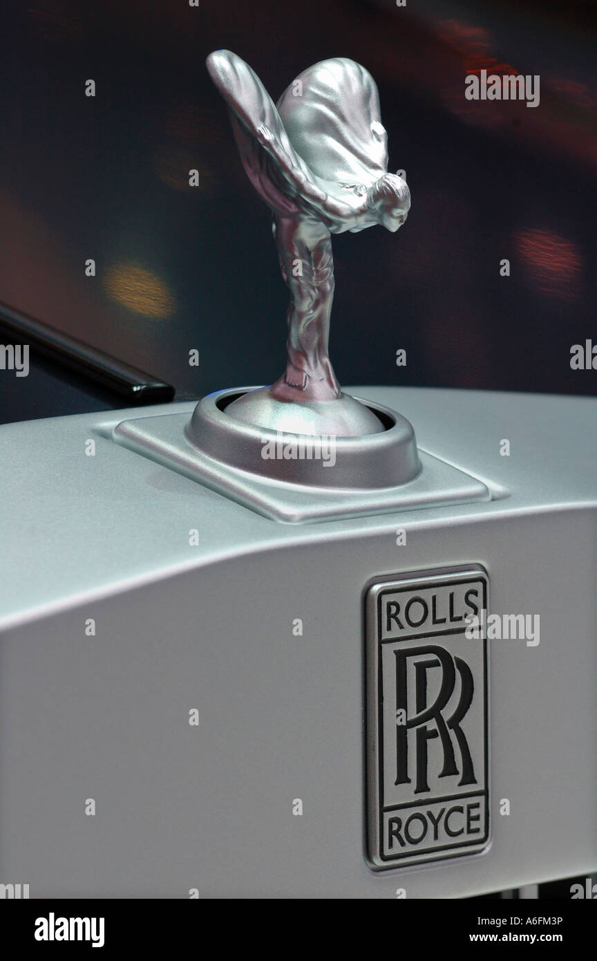 Focus sul logo di una Rolls Royce Foto Stock