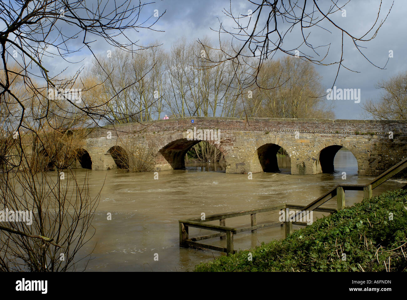 Pershore Ponte Vecchio, Worcestershire. Il ponte di pietra risale al 1413 oltre il Fiume Avon. Receeding alluvione Foto Stock