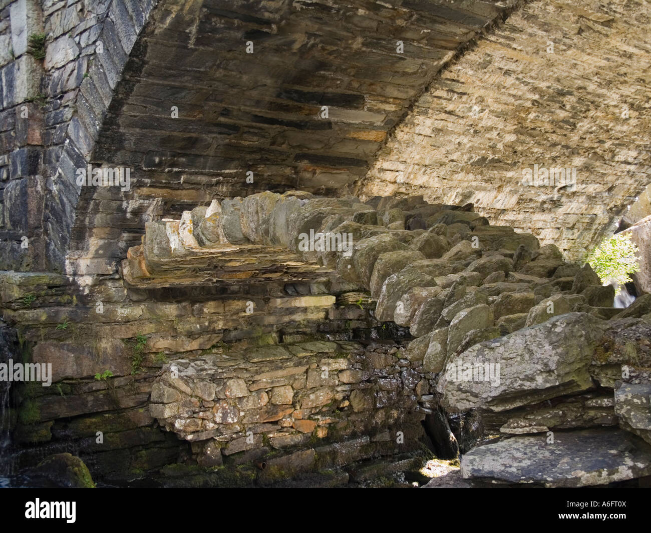 Vecchia strada Drovers packhorse bridge sotto A5 ponte stradale Pont penna benglog y. Parco Nazionale di Snowdonia Ogwen Gwynedd North Wales UK Foto Stock