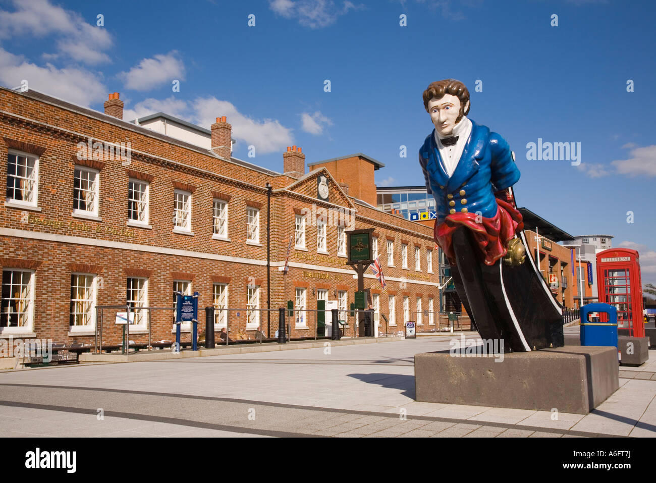 Spedire la polena da HMS Vernon e la vecchia casa doganale o edificio Vernon 1790. Gunwharf Quays Old Portsmouth Hampshire Inghilterra Foto Stock