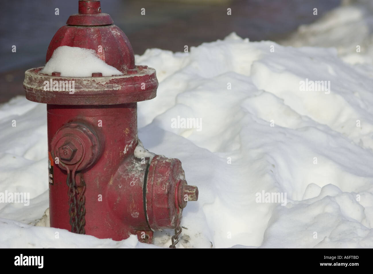 Idrante di fuoco in cumuli di neve Foto Stock