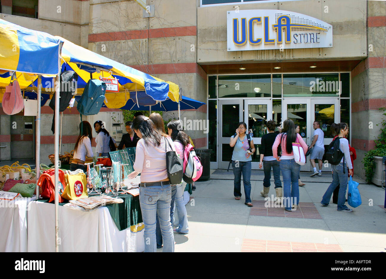 Gli studenti etniche presso il campus store presso la University of California di Los Angeles Foto Stock