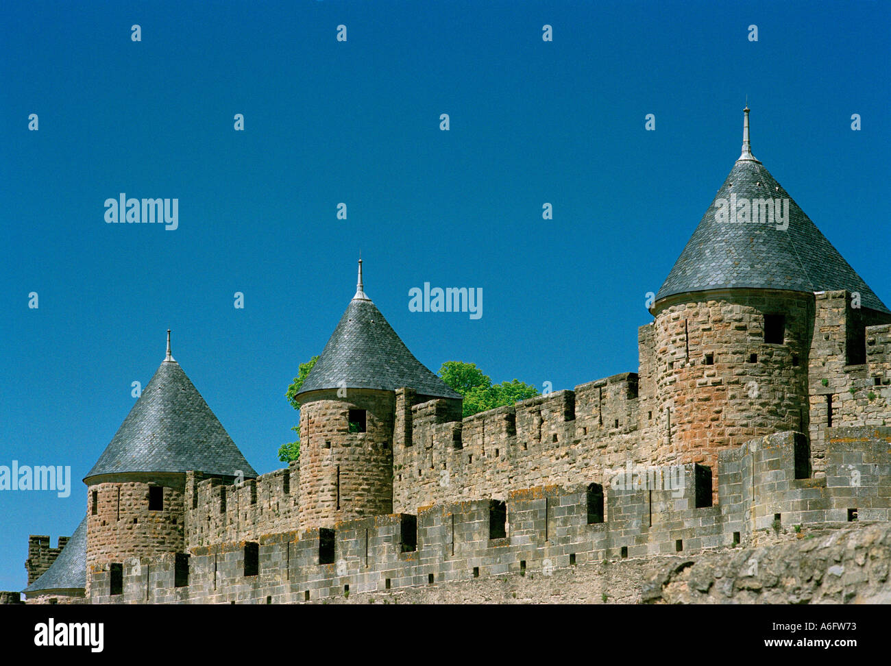 Una vista delle mura esterne della medioevale città fortificata di Carcassonne è sulla lista del Patrimonio Mondiale dell'UNESCO Foto Stock