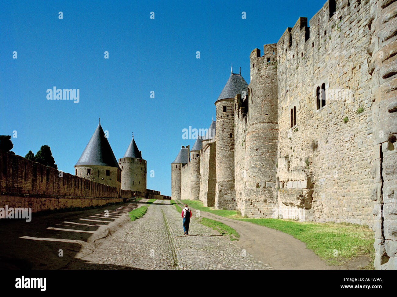 La parte interna ed esterna dei bastioni della medioevale città fortificata di Carcassonne è sulla lista del Patrimonio Mondiale dell'UNESCO Foto Stock
