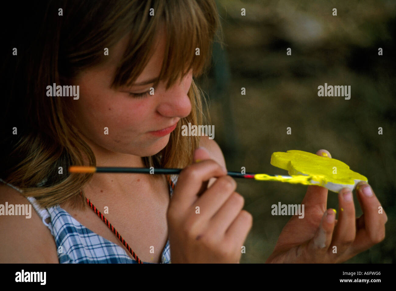 Ragazza giovane la verniciatura di un oggetto al Glastonbury Festival of Contemporary Performing Arts Giugno 1999 199906 gioco creativo Foto Stock