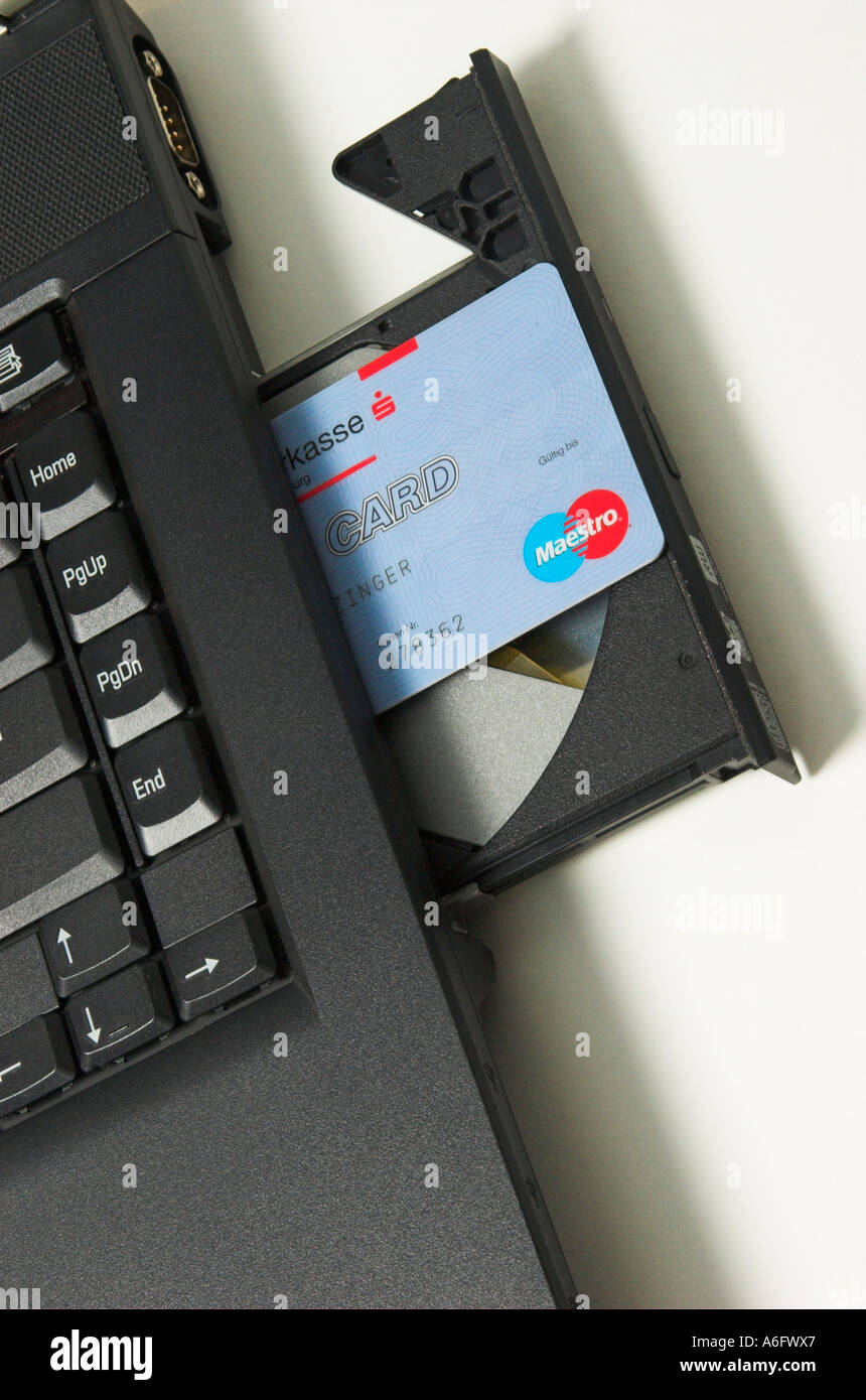Online banking, una carta di credito si trova nel CD-ROM di un computer notebook Foto Stock
