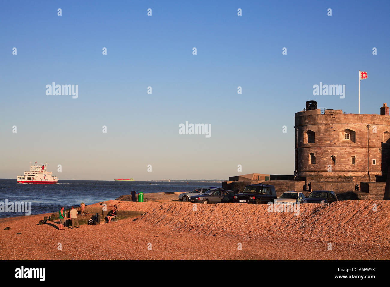 Calshot Castle e Red Funnel la New Forest Hampshire Inghilterra Foto Stock