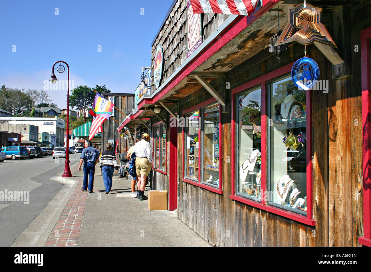 Gli amanti dello shopping nella vecchia Bandon Oregon Foto Stock