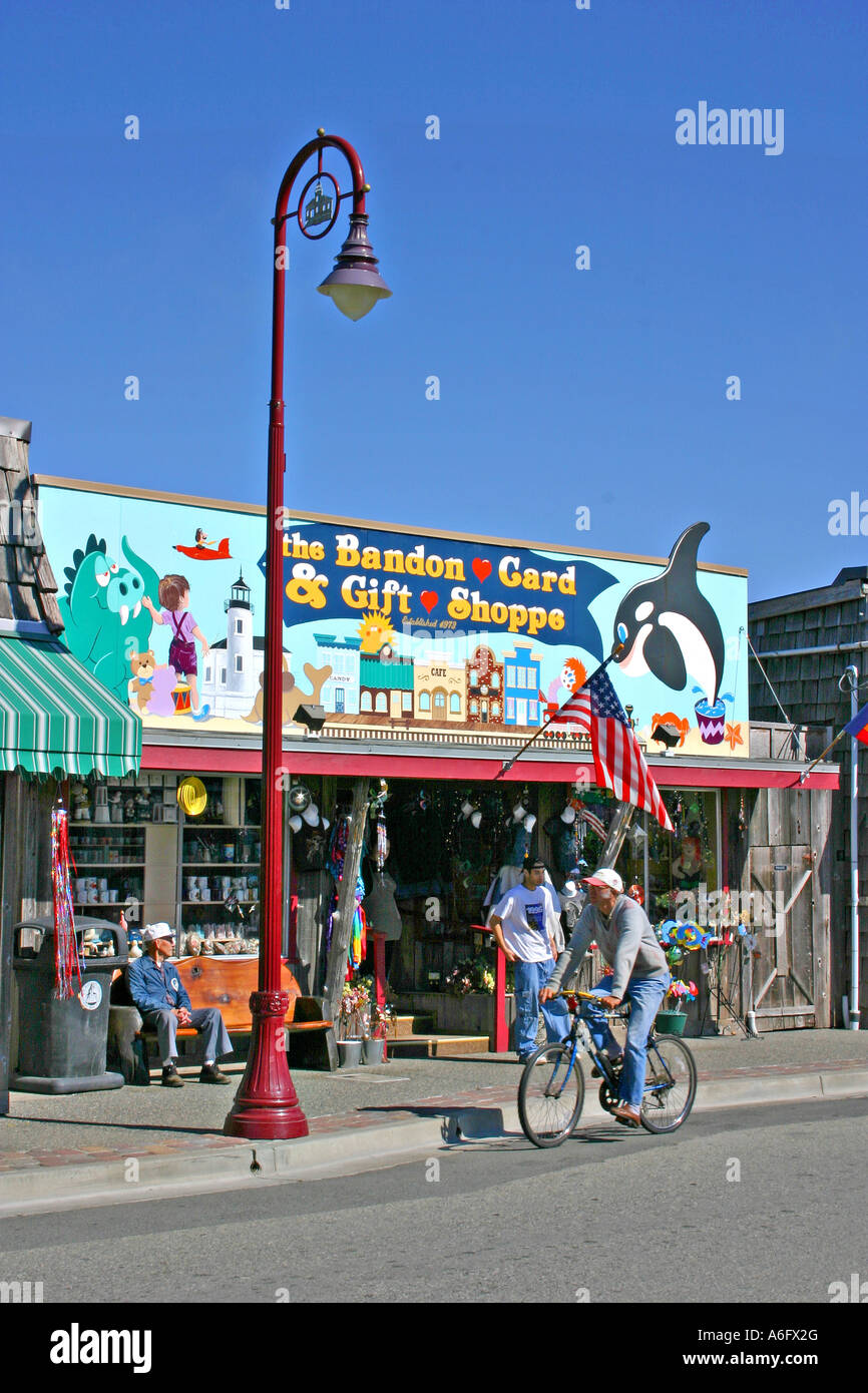 Gli amanti dello shopping nella vecchia Bandon Oregon Foto Stock