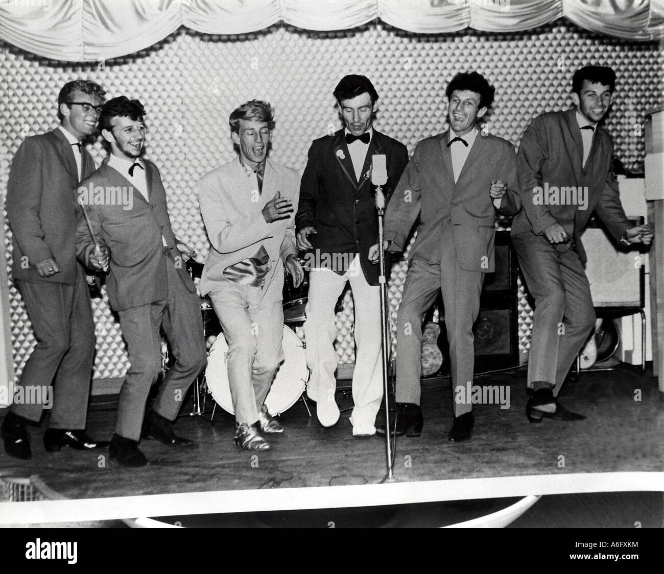 BEATLES - Ringo Starr secondo da sinistra con Rory Storm e uragani al ...