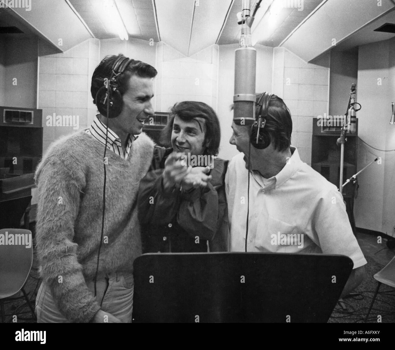Giusto fratelli Bill Nedley a sinistra e Bobby Hatfield a destra con Phil Spector nella sua Los Angeles studio di registrazione Foto Stock