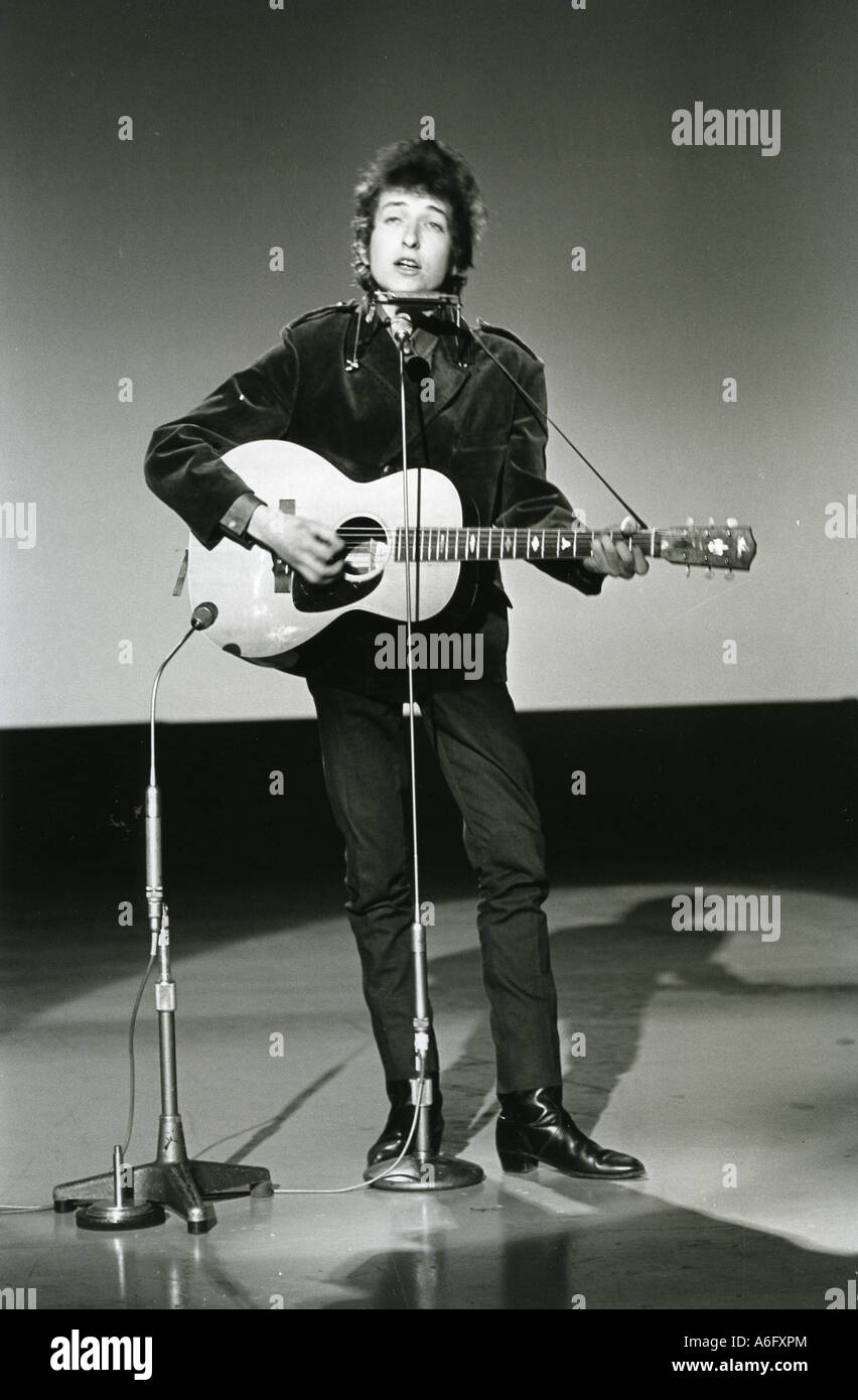 BOB DYLAN canta volte sono un' Changin presso gli studi della BBC, Shepherds Bush, Londra, 4 giugno 1965. Foto Tony Gale Foto Stock