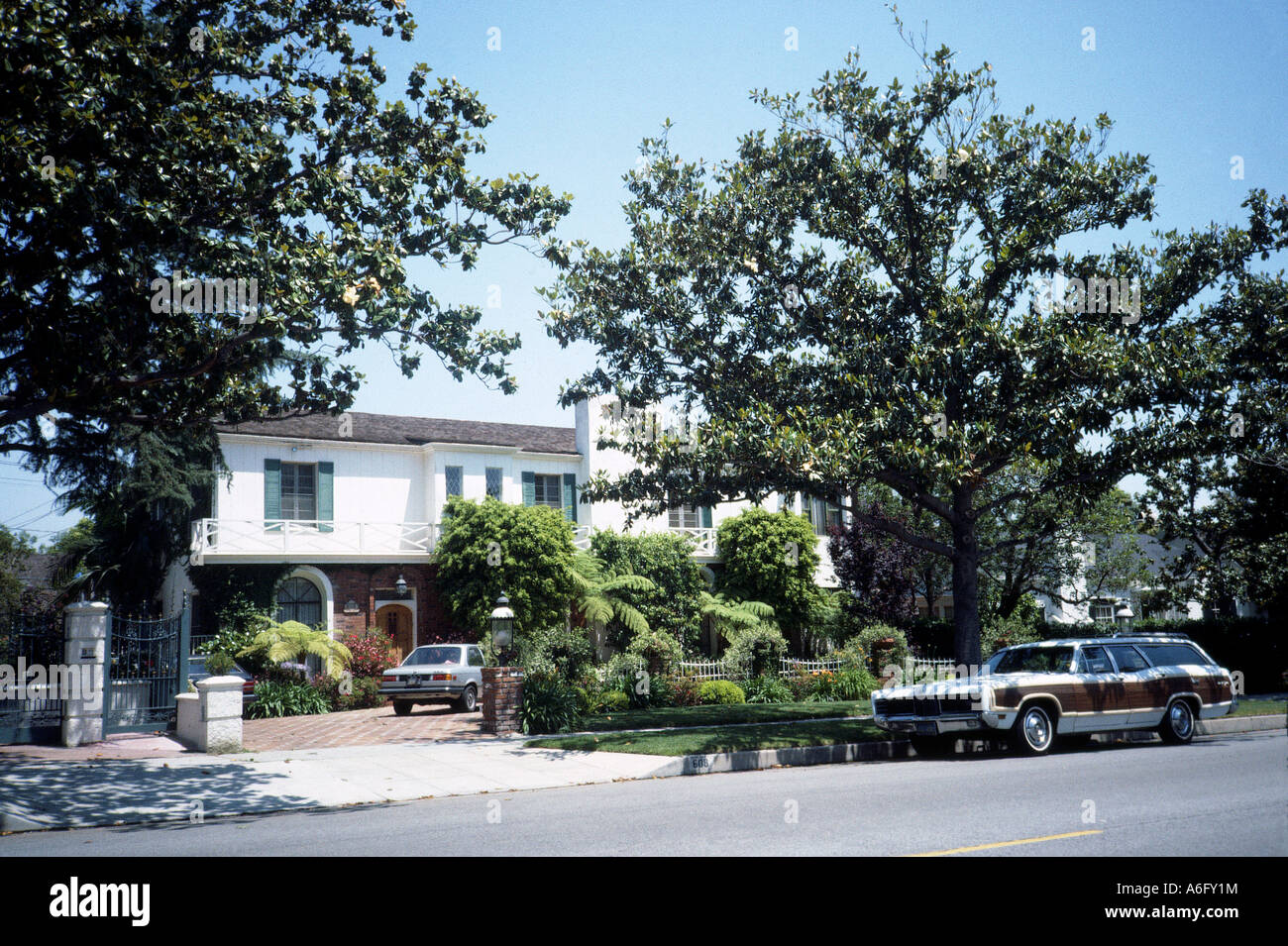 BEVERLY HILLS Los Angeles, Stati Uniti d'America - tipiche case di lusso nella zona residenziale esclusiva Foto Stock