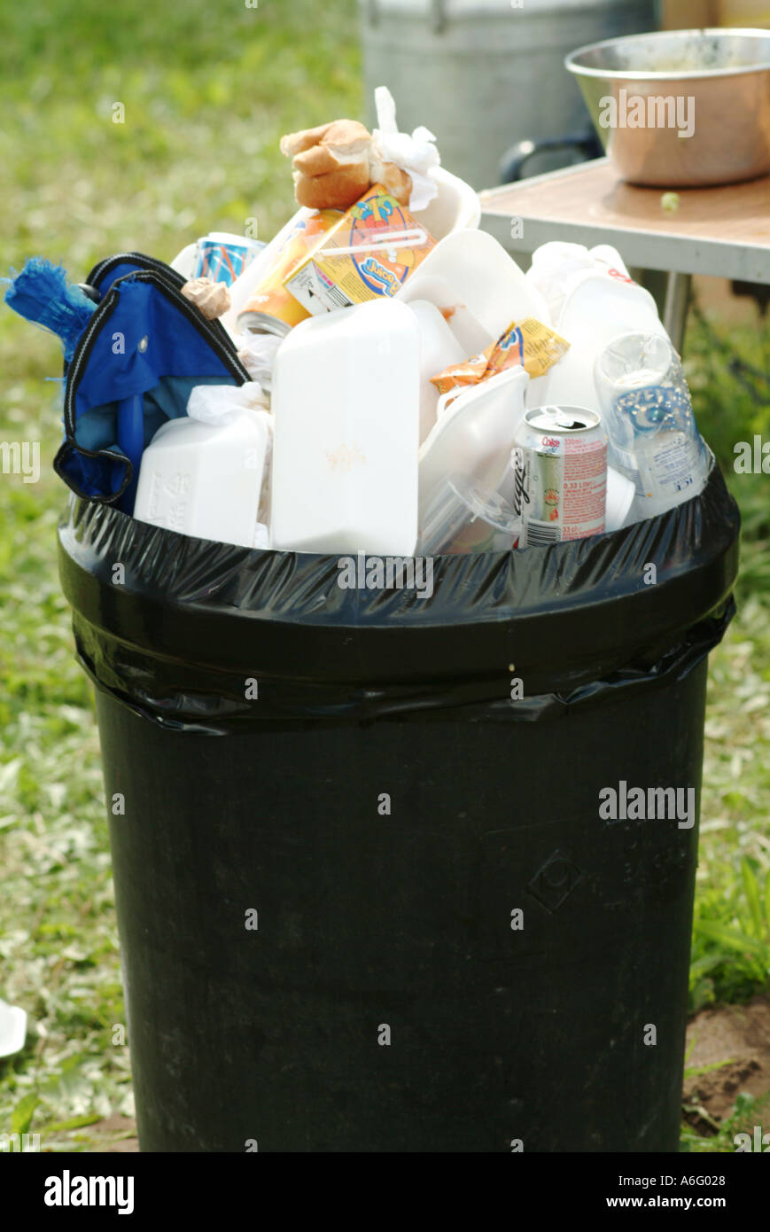 Il cestino della spazzatura junk i rifiuti di imballaggio recycyling bin imposta sulle discariche Foto Stock