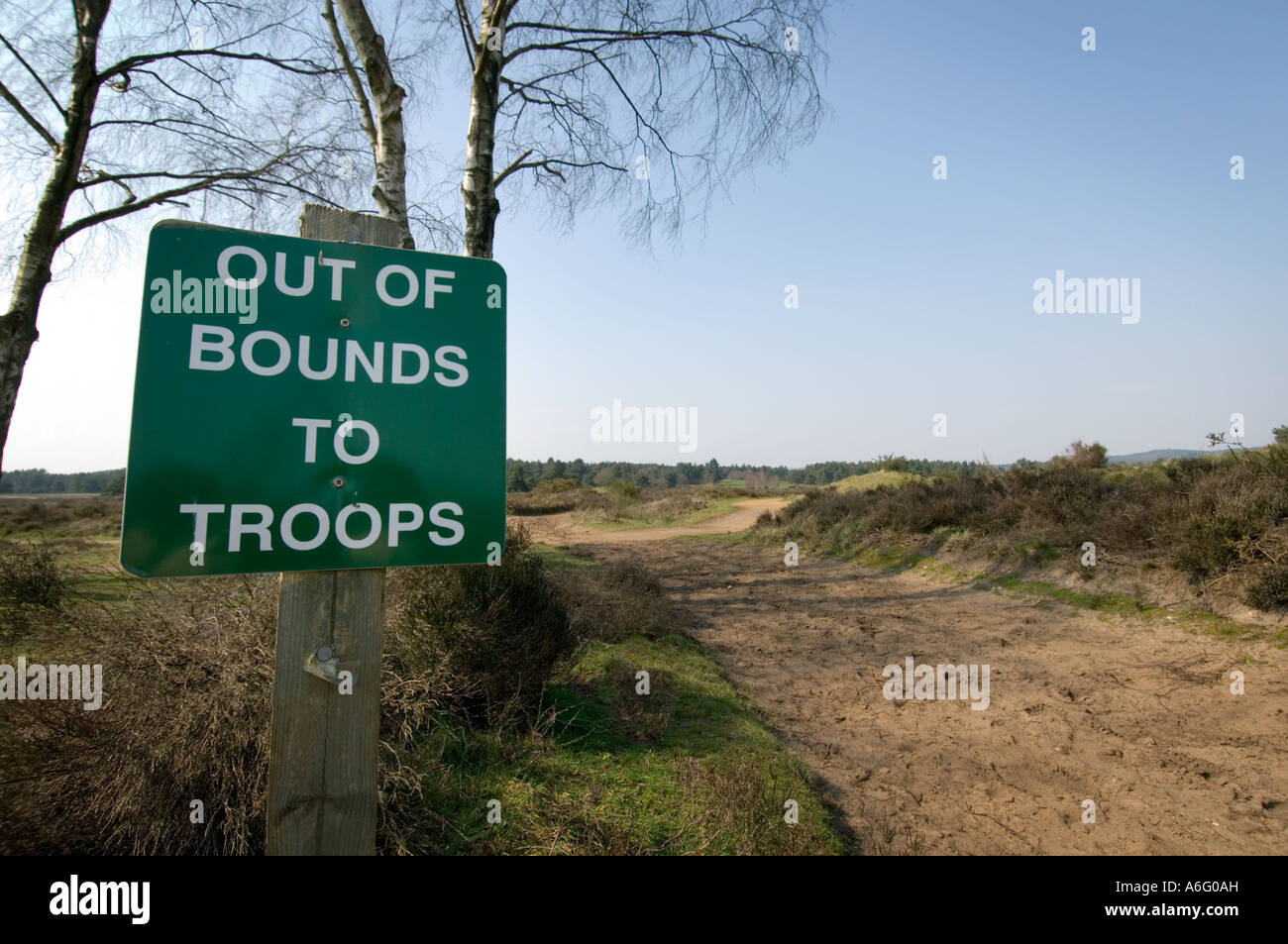 Fuori dai limiti di truppe sul segno comune Hankley Surrey UK Foto Stock