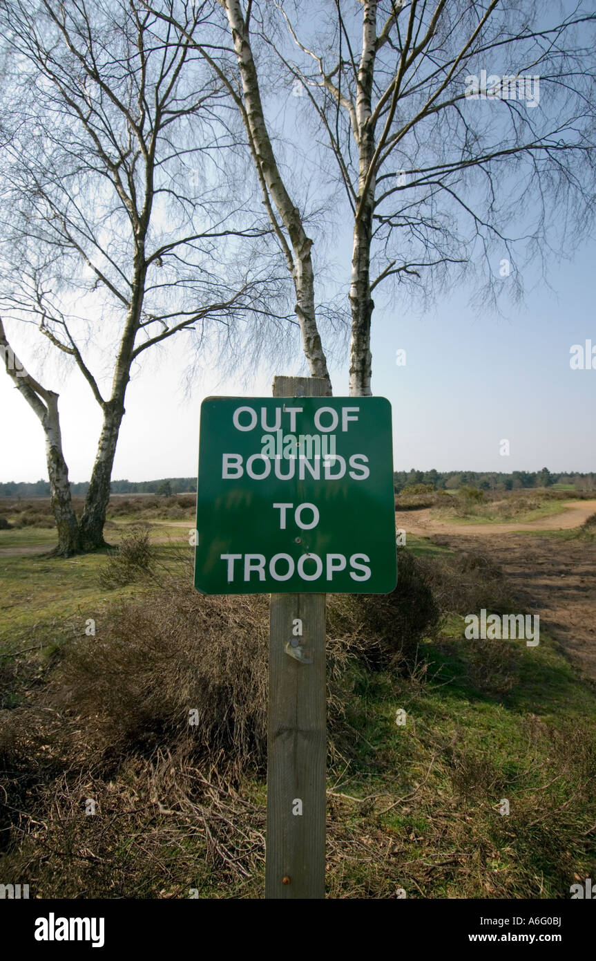 Fuori dai limiti di truppe sul segno comune Hankley Surrey UK Foto Stock