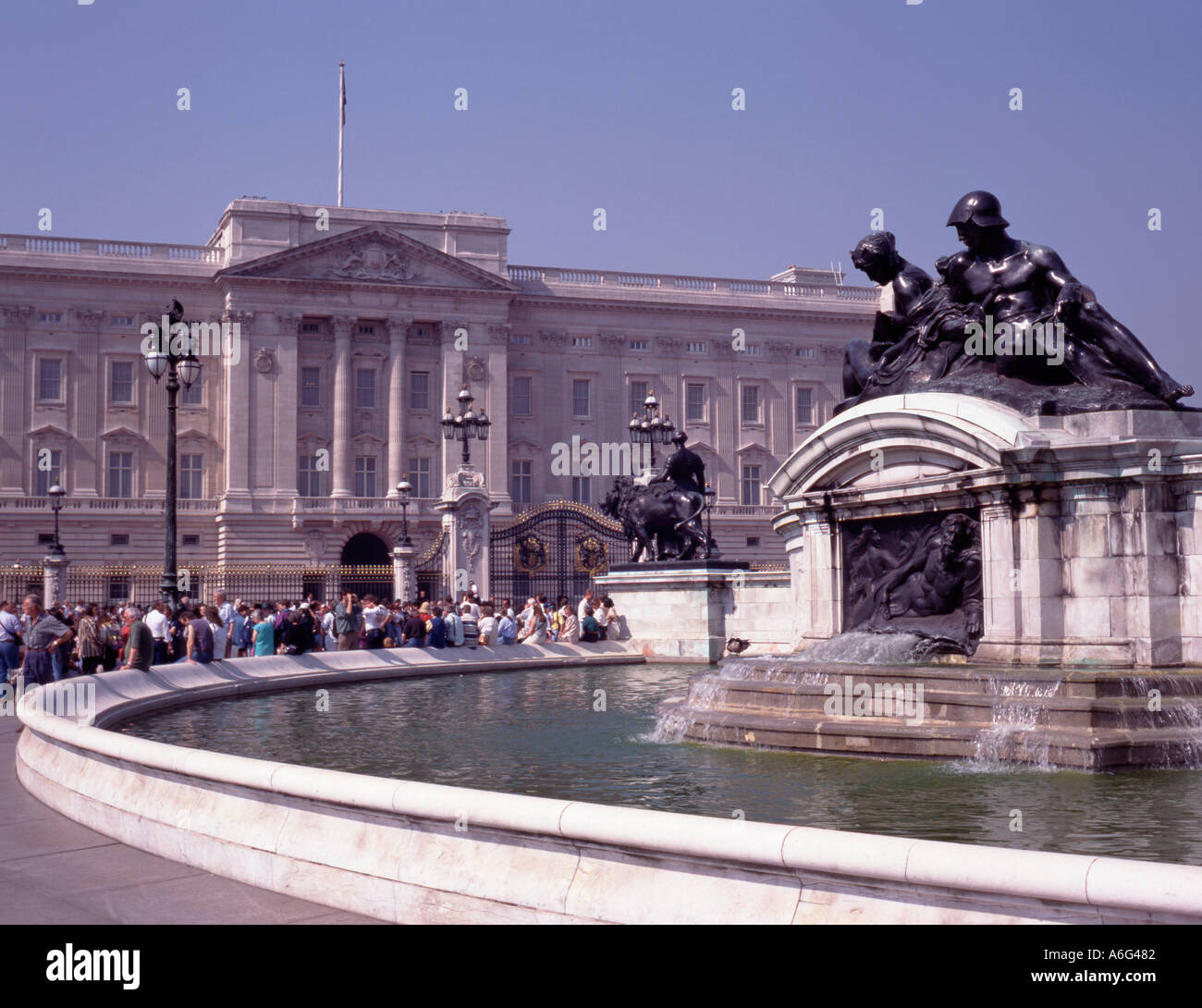 Buckingham palace visto dalla base del memoriale della Victoria, Londra, Inghilterra, Regno Unito. Foto Stock