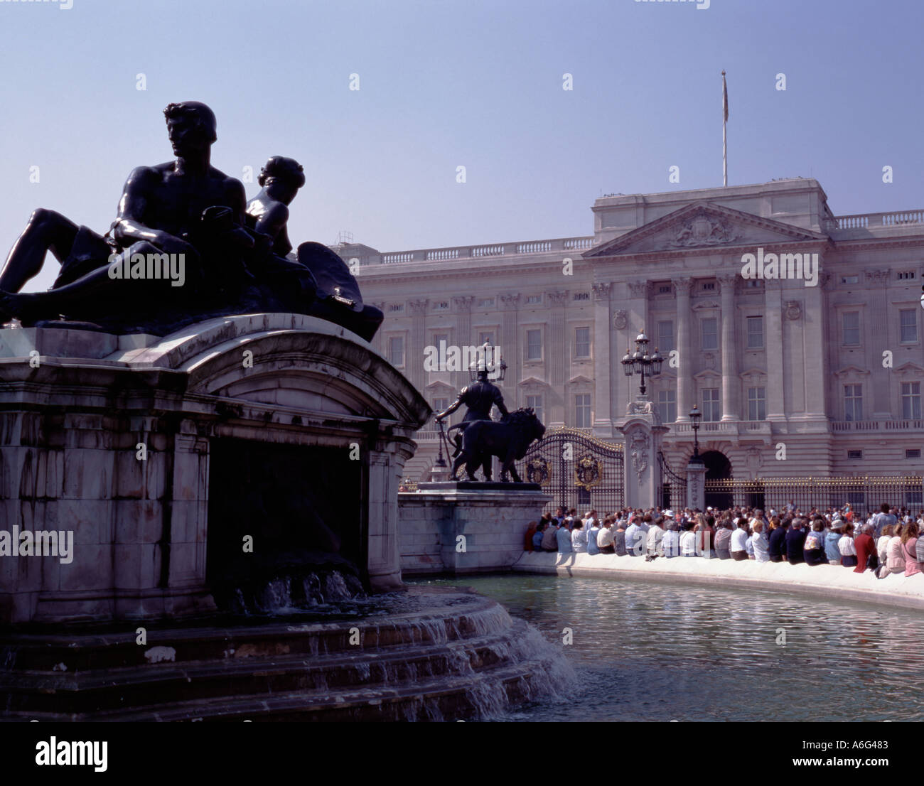 Buckingham palace visto dalla base del memoriale della Victoria, Londra, Inghilterra, Regno Unito. Foto Stock