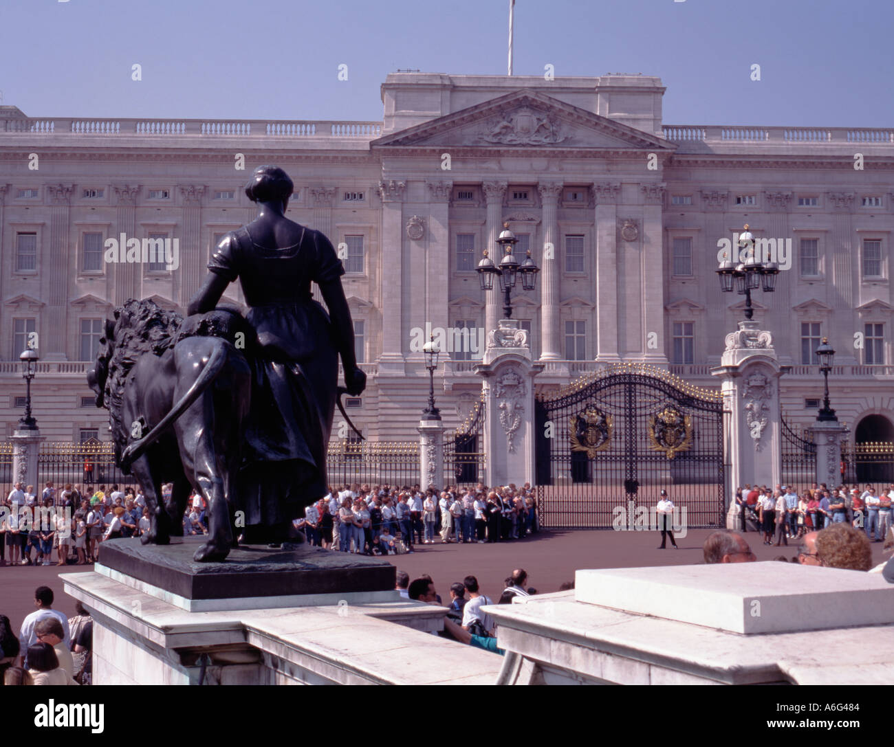 Buckingham palace visto dalla base del memoriale della Victoria, Londra, Inghilterra, Regno Unito. Foto Stock