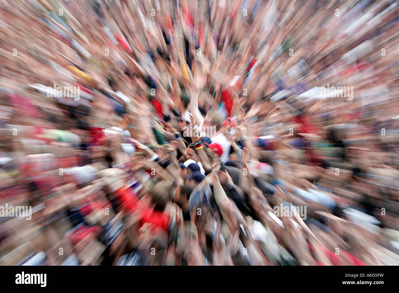 Pubblico spazza loro i piedi Foto Stock