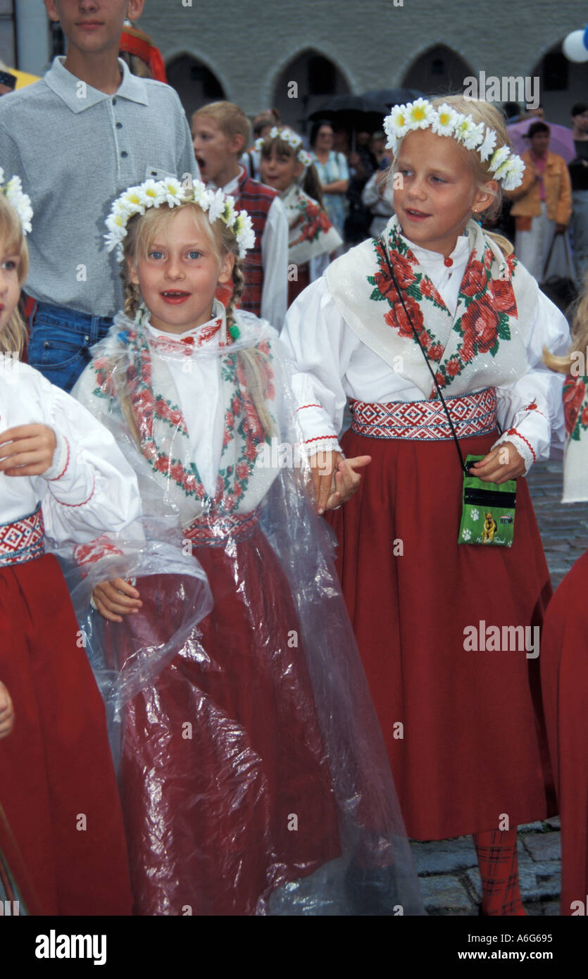 Gli adolescenti in costumi tradizionali Foto Stock