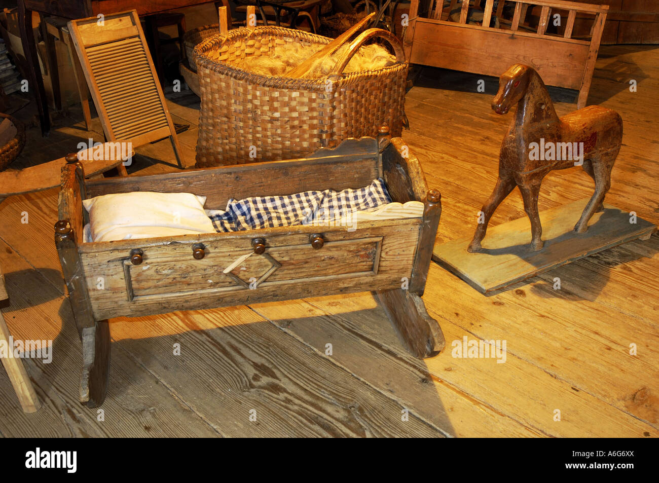 Culla nella soffitta della vecchia casa colonica, Paesi Bassi Foto Stock