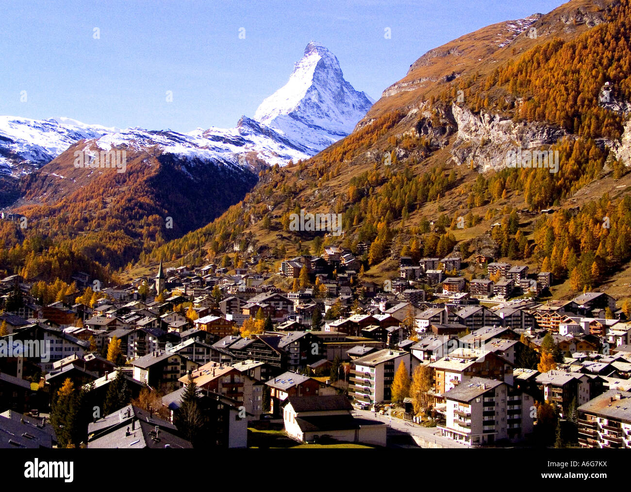 Zermatt in autunno con il Cervino sullo sfondo, Svizzera Foto Stock