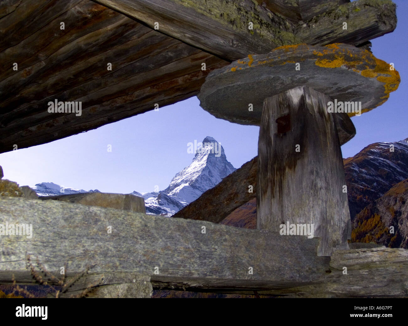 Il Cervino con il vecchio granaio, Svizzera Foto Stock