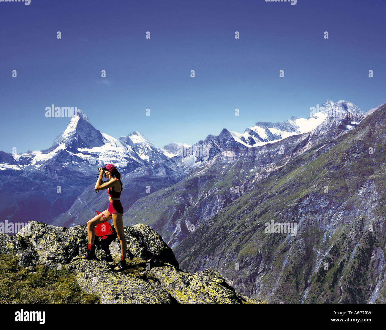 Viandante femmina nella parte anteriore del Cervino, Svizzera Foto Stock