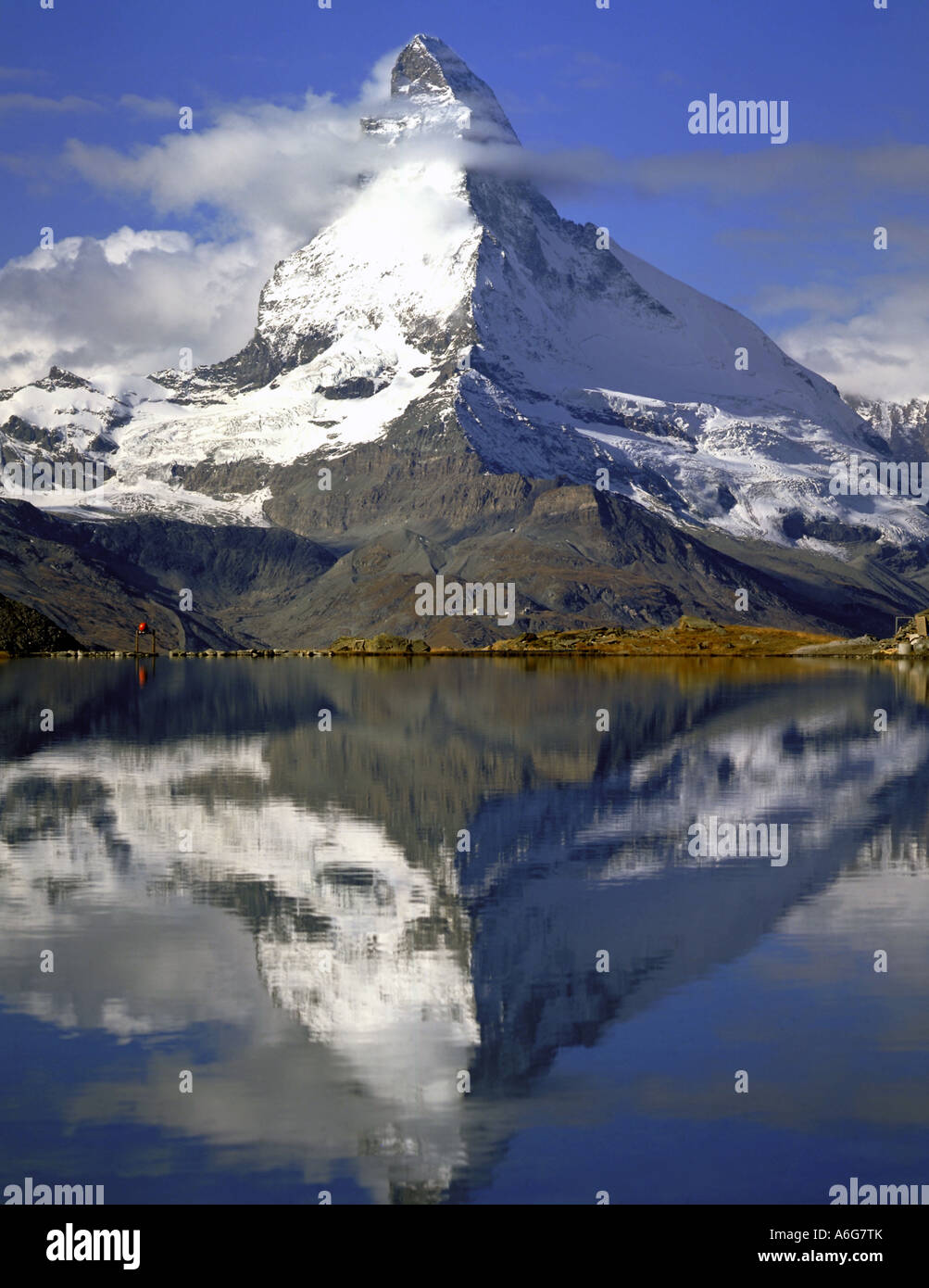 Il Cervino e il lago Stellisee, Svizzera Foto Stock