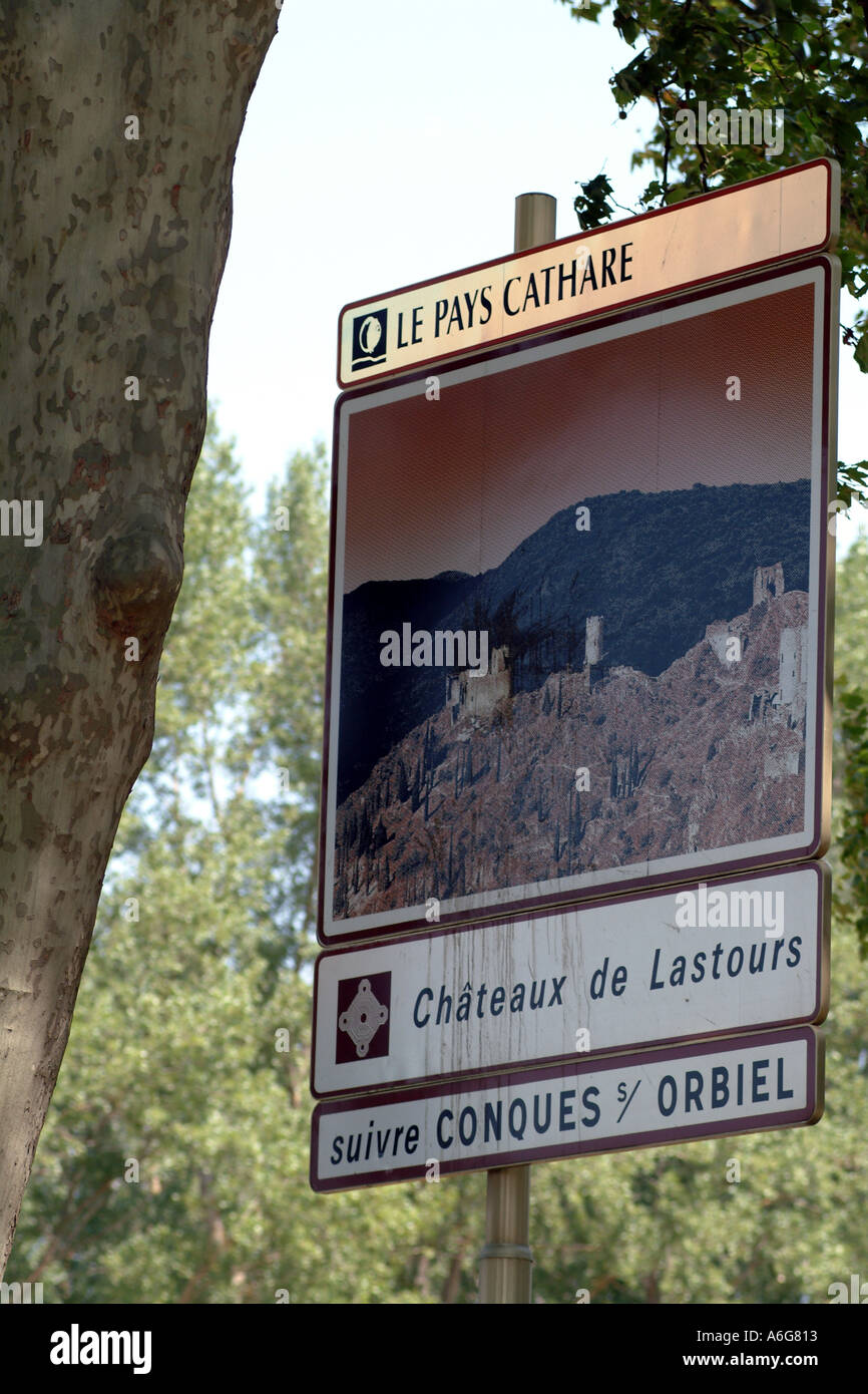 Segno francese Le Pays Cathare Chateaux de Lastours Francia Foto Stock