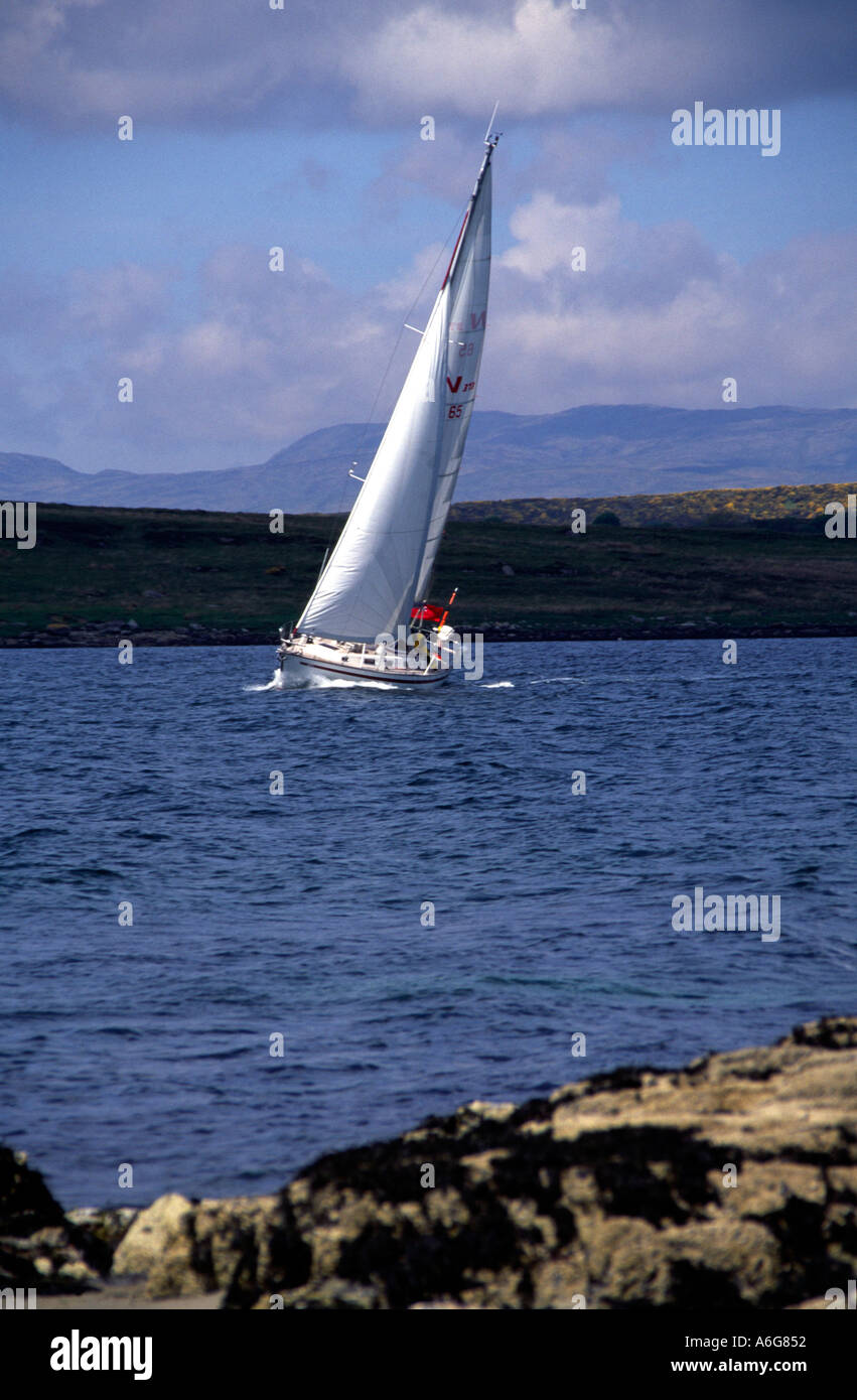 Un Najad yacht a vela di bolina stretta su Loch Sween Argyll Scotland Europa Foto Stock