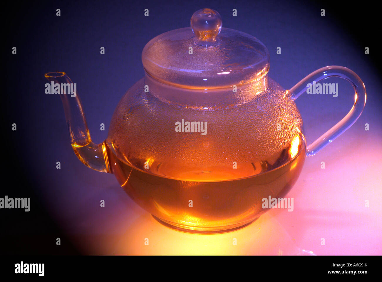 Teiera con il tè alle erbe Foto Stock