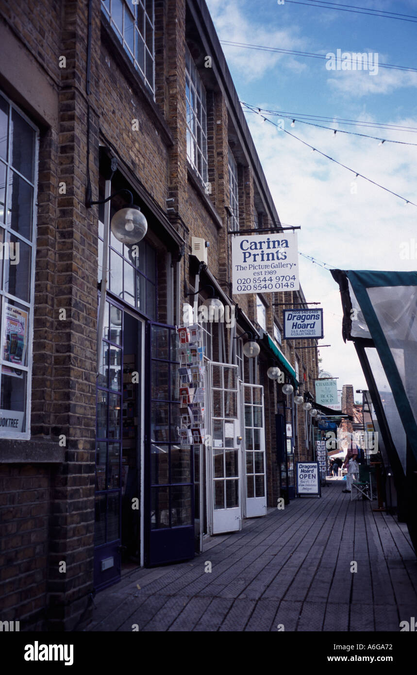 Negozi e caffetterie a Merton Abbey Mills, Wimbledon, England Regno Unito Foto Stock