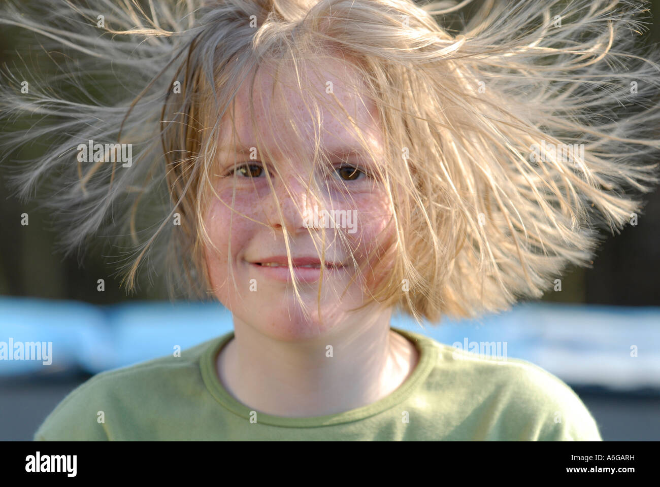 Ragazza con con carica elettrostatica capelli Foto Stock