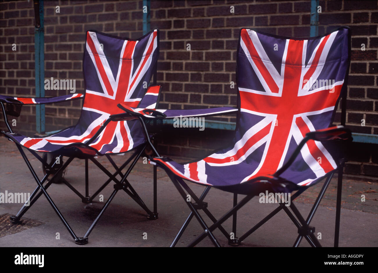 Coppia di Unione Jack modellato sedie pieghevoli per la vendita in cuoio Lane market, Holborn, Londra, Inghilterra Foto Stock