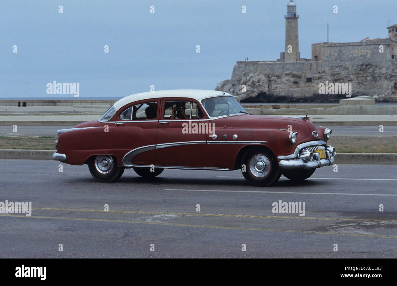 Anni Cinquanta American automobile auto mantenuta operativa con la seconda mano pezzi giapponesi Havana Cuba Foto Stock