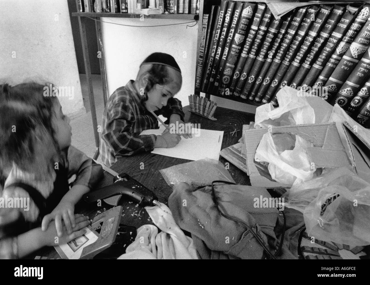 Israele Gerusalemme Beit Israele Mea Shearim Hillel disegno sulla carta accanto alla fila di libri religiosi Foto Stock