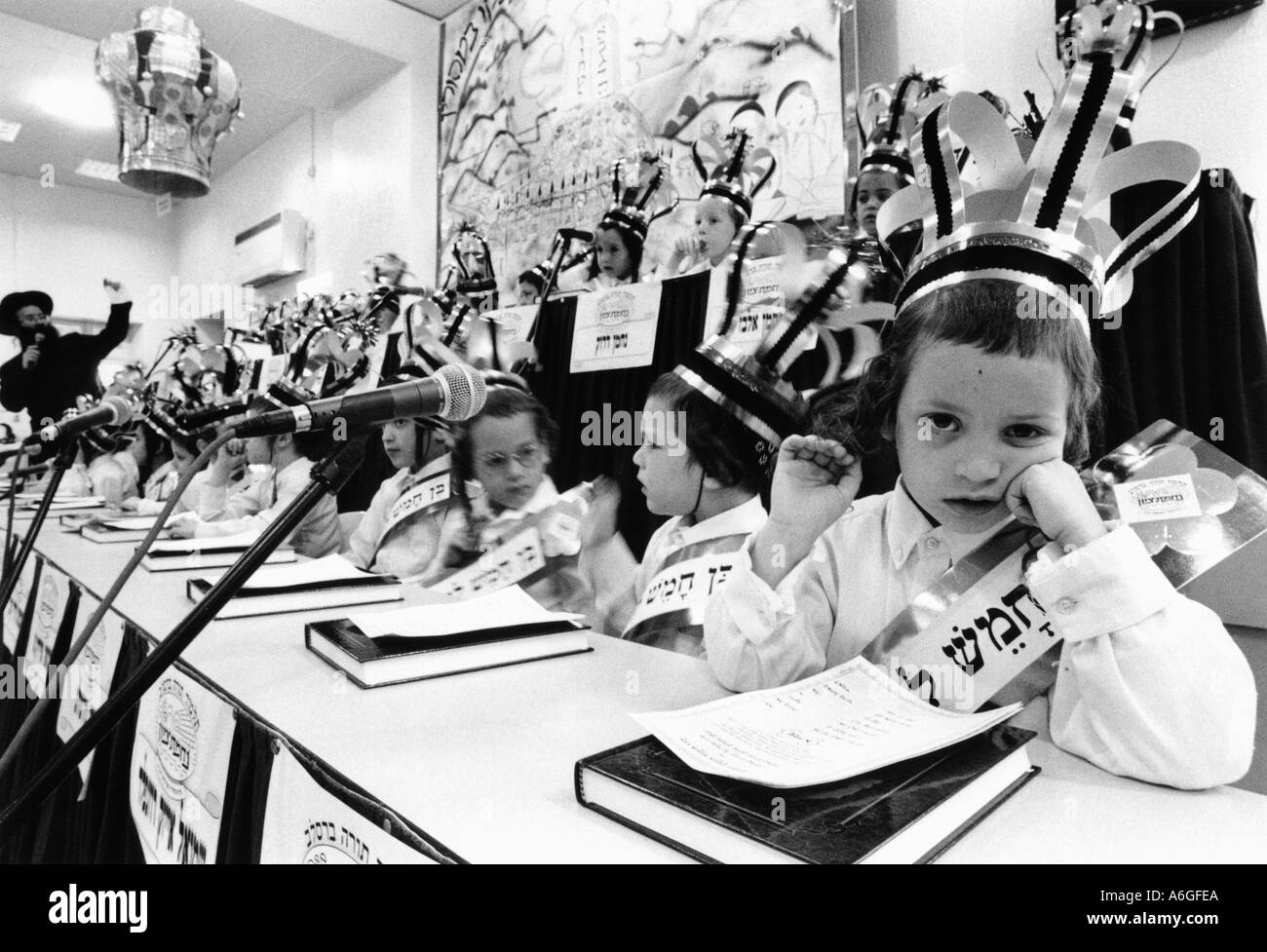 Israele Gerusalemme Beit Israele Mea Shearim Scuola cerimonia per il conferimento del primo libro della Bibbia per cinque anni i bambini Foto Stock