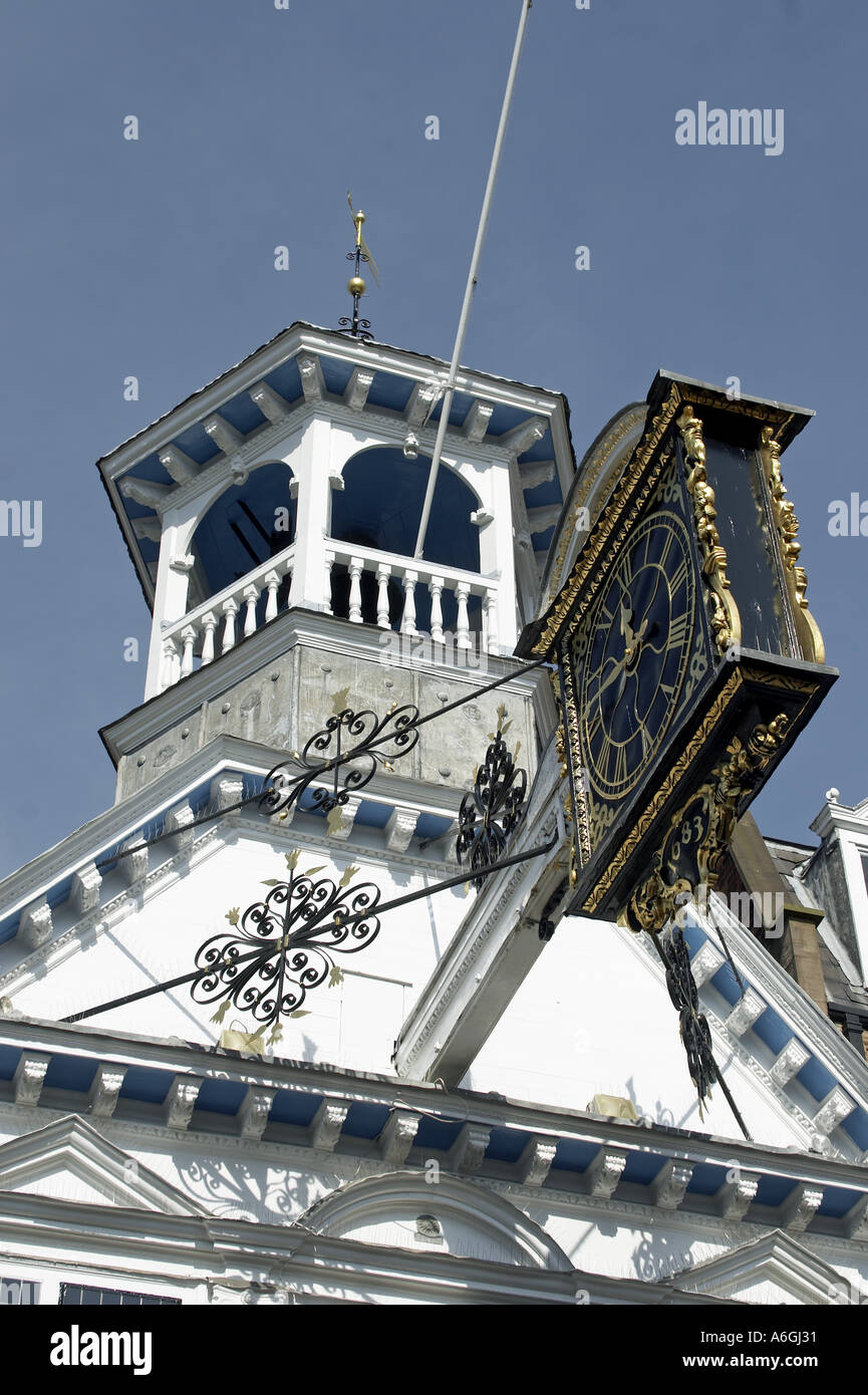 La storica del XVII secolo davanti al Guildhall edificio con la vecchia del XVI secolo orologio in Guildford Surrey in Inghilterra Foto Stock