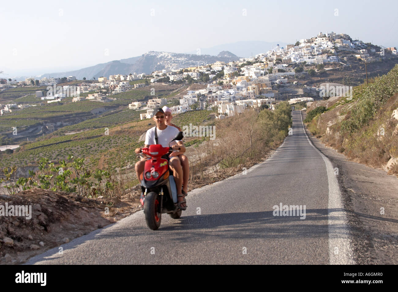 Vista di Pyrgos o Pirgos con persone su scooter moto o ciclo l'isola greca  di Santorini o Thira Grecia Foto stock - Alamy