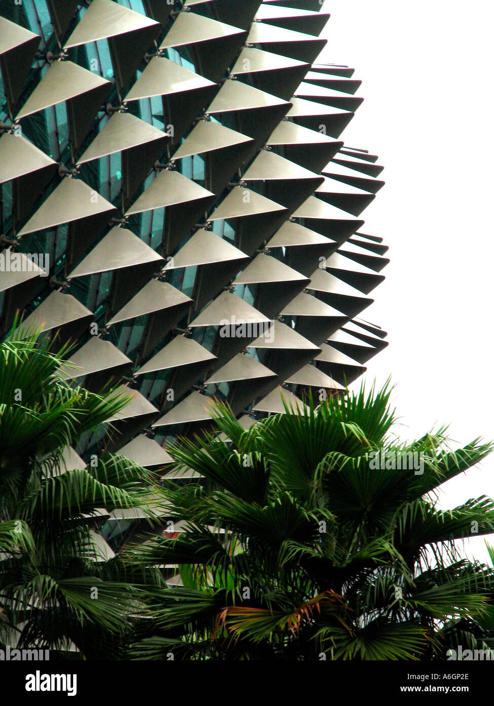 Design esotiche sfumature angolata sul tetto a cupola di Esplanade - teatri sulla baia di Singapore Foto Stock