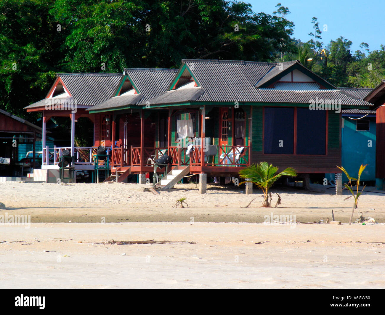 Chalets per le vacanze sulla spiaggia Cherating Malaysia Foto Stock