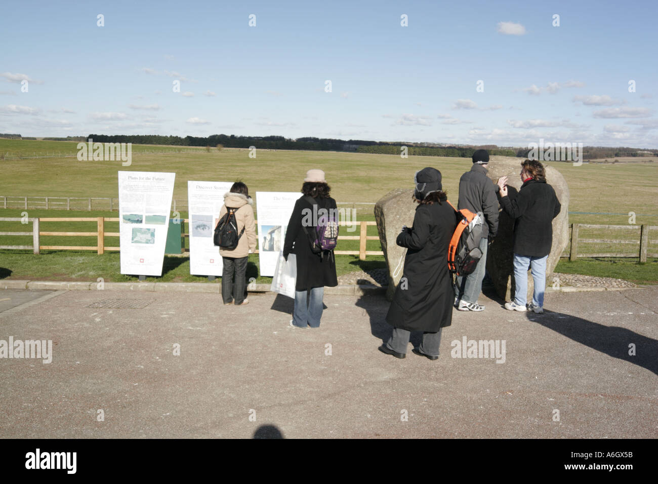 Stonehenge Salisbury Plain Wiltshire, Inghilterra World Heritage Site immettere tunnel di ingresso visitatori povere strutture tourist Foto Stock