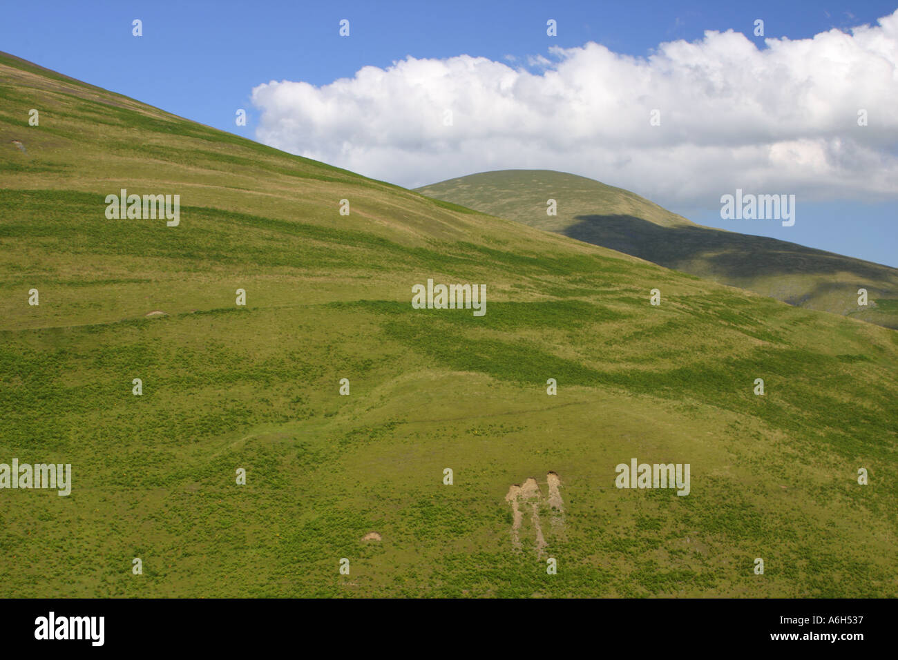 Inghilterra Cumbria Parco Nazionale del Distretto dei Laghi vista guardando dal Cumbria modo acceso lungo Lonscale inferiore verso Blease cadde Foto Stock
