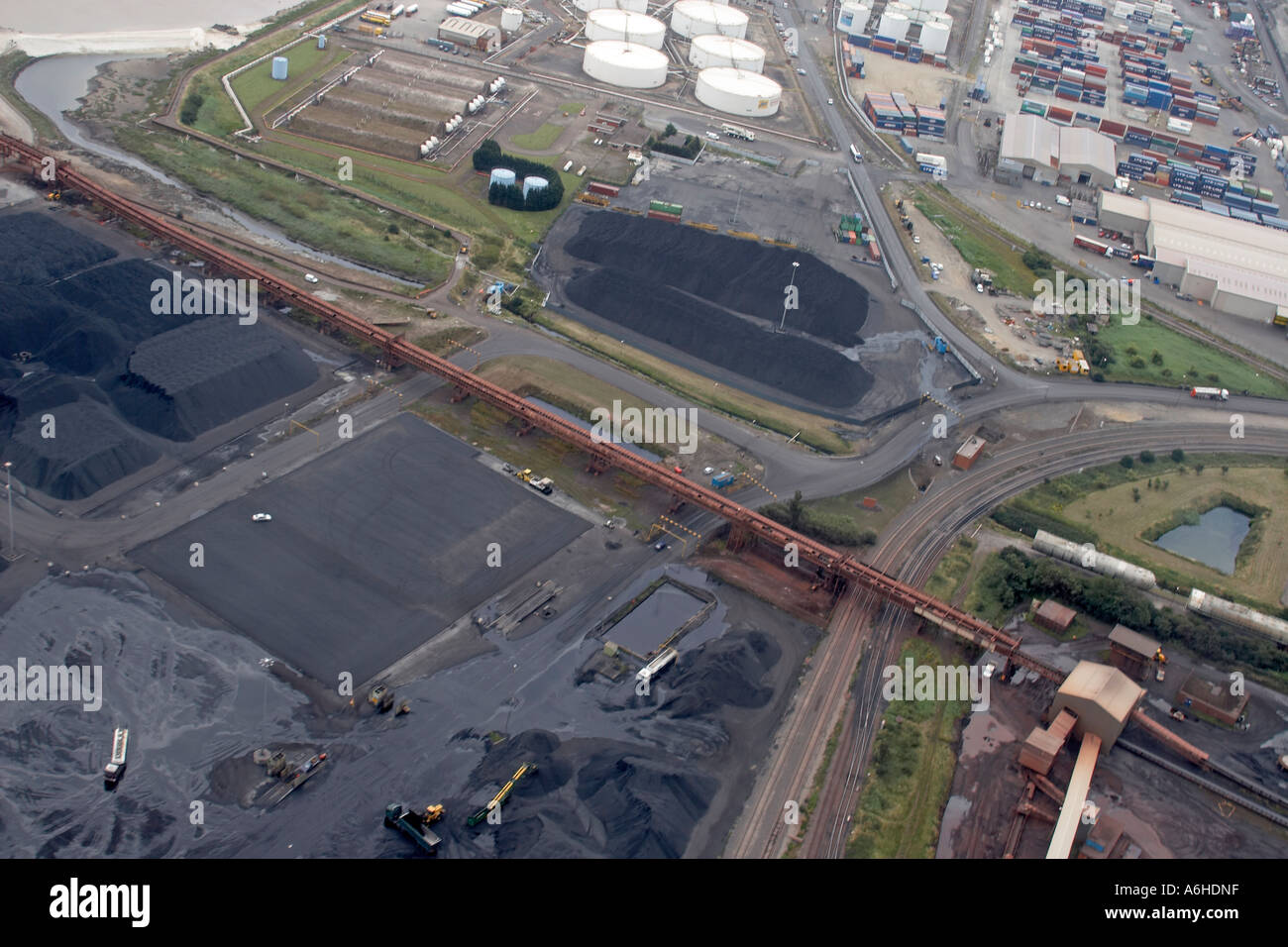 Elevato livello obliquo di vista aerea le scorte di carbone nei pressi di Humberside England Regno Unito Foto Stock