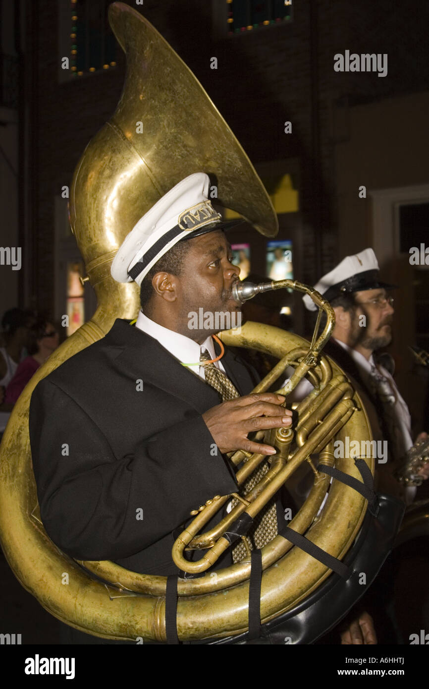 Tuba musicista jazz in seconda linea processione Foto Stock
