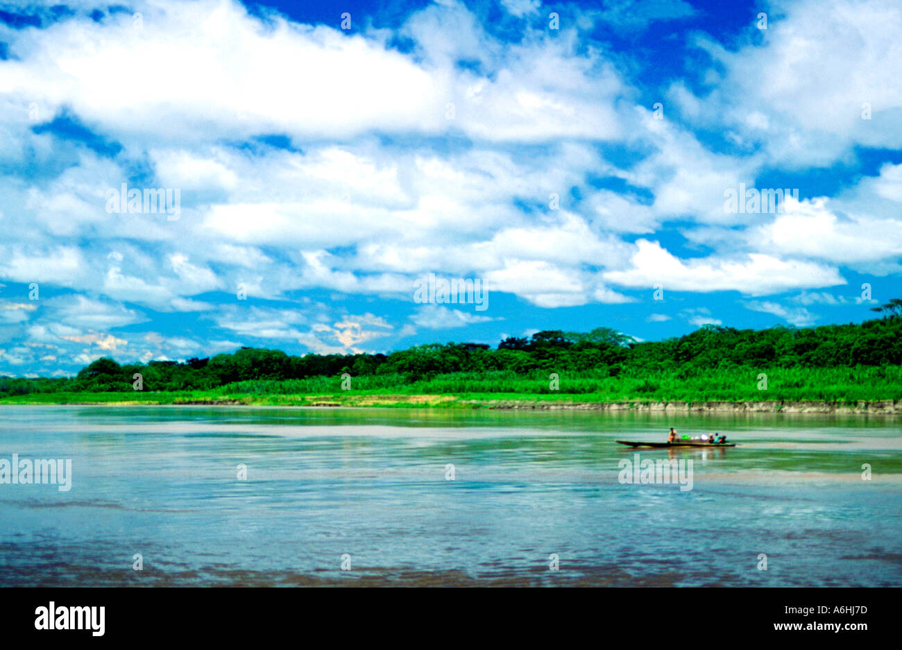 In canoa sul fiume Amazon vicino a Iquitos Perù Sud America Foto Stock