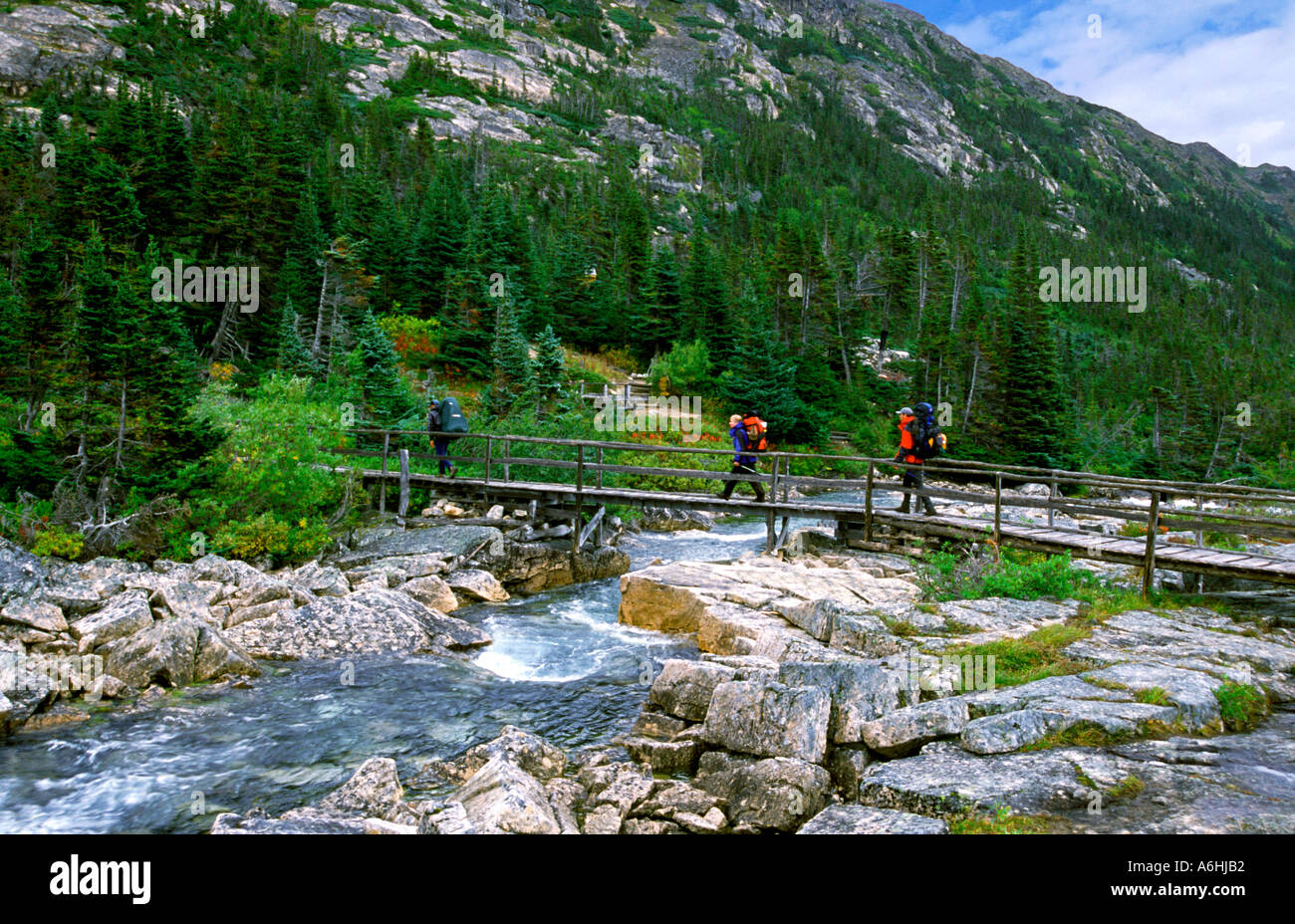 Backpackers attraversando un ponte vecchio. Chilkoot Trail. British Columbia. Canada Foto Stock