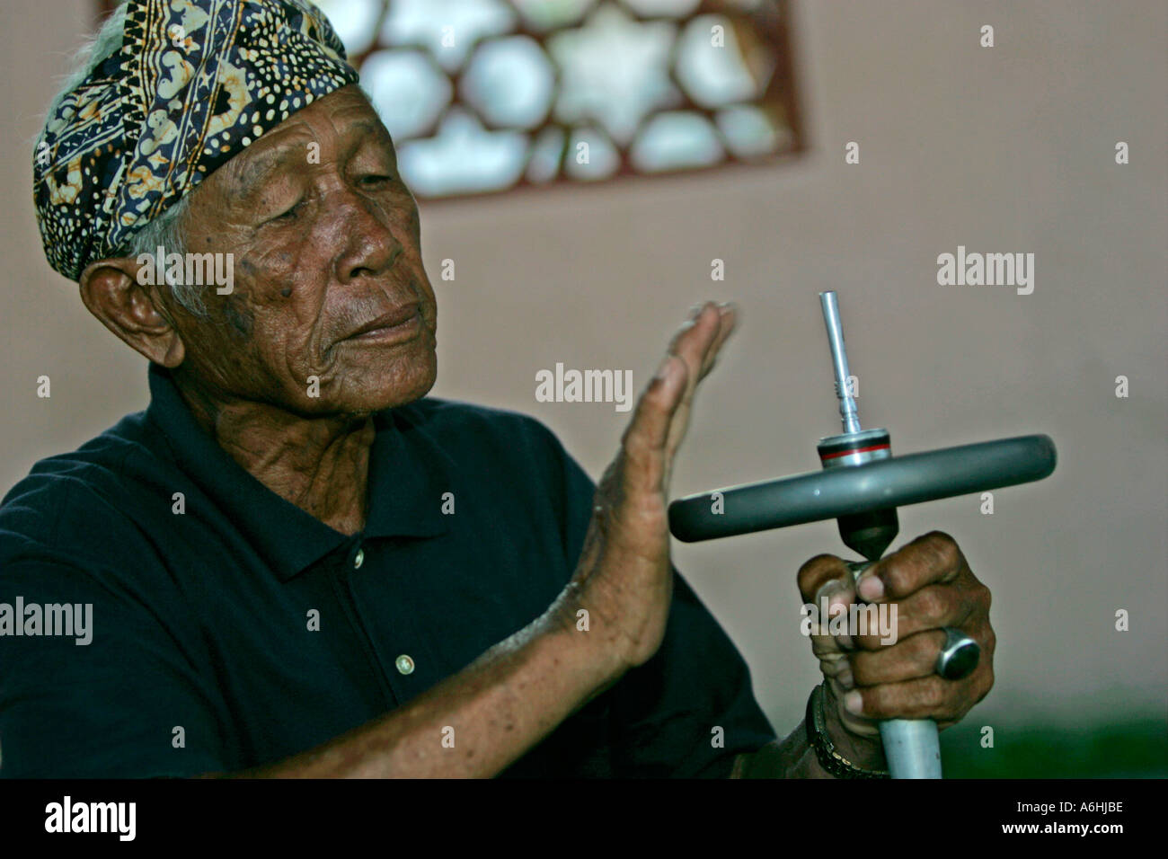 Uomo con pesanti top spinning passatempo tradizionale Kota Bharu Malesia Foto Stock